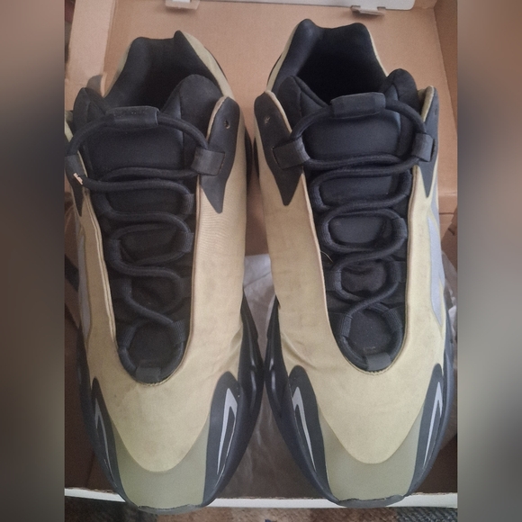 Yeezy 700 - Picture 3 of 7